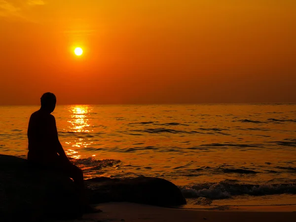 A man stands alone watching the sunset — Stock Photo, Image