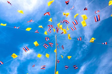 Tayland bayrağı mavi gökyüzü