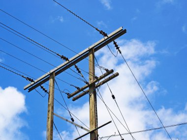 Elektrik pilon üzerinde mavi gökyüzü