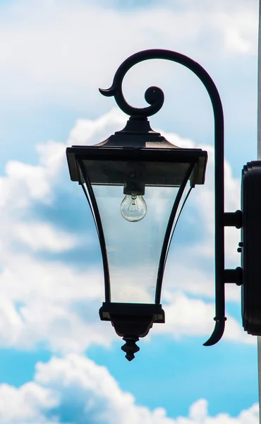 Lampione su sfondo cielo blu — Foto Stock