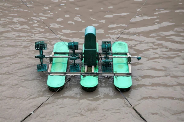 Vodní kolo, plovoucí na kanál — Stock fotografie