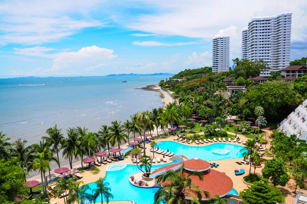 Pooler och bar vid stranden av lyxhotell, pattaya, — Stockfoto