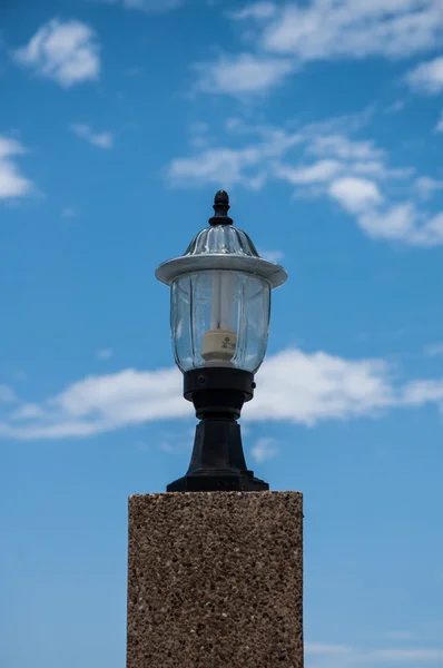 Lâmpada de rua no fundo céu azul — Fotografia de Stock