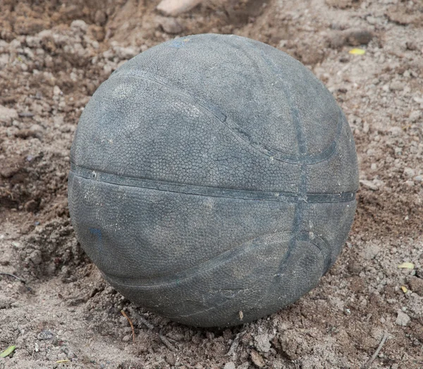 Oude basketbal rusten op de grond — Stockfoto