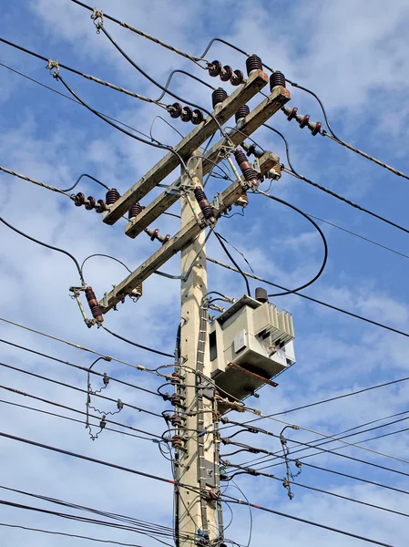 Elektrik pilon üzerinde mavi gökyüzü — Stok fotoğraf