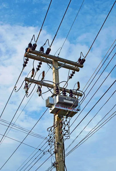 Elektrik pilon üzerinde mavi gökyüzü — Stok fotoğraf