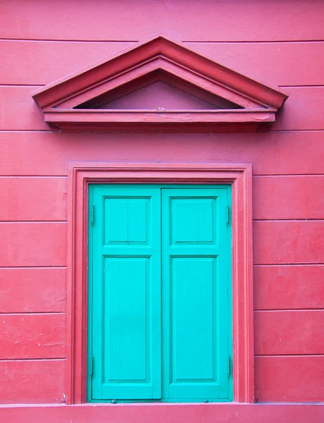 Vintage fenêtre sur mur de ciment — Photo