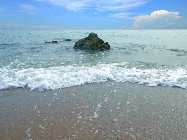 海砂のビーチの石. — ストック写真