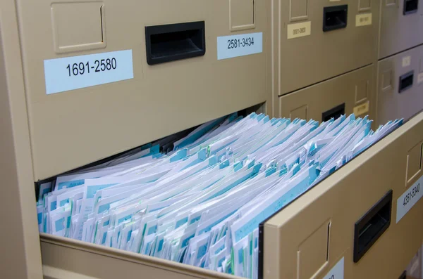 Gabinete de arquivo com gaveta aberta . — Fotografia de Stock