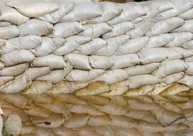 Savunma ve onun su yansıma kahverengi beyaz kum torbaları için sel