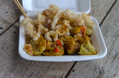 Gevrek domuz eti ile Çin böreği kabuğu köpük kutusunda tuzlu