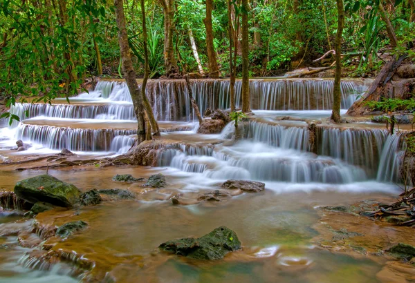 Vattenfall i djup regnskog djungel — Stockfoto