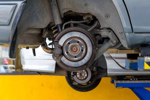 Auto in riparazione su paranco alla stazione di servizio — Foto Stock