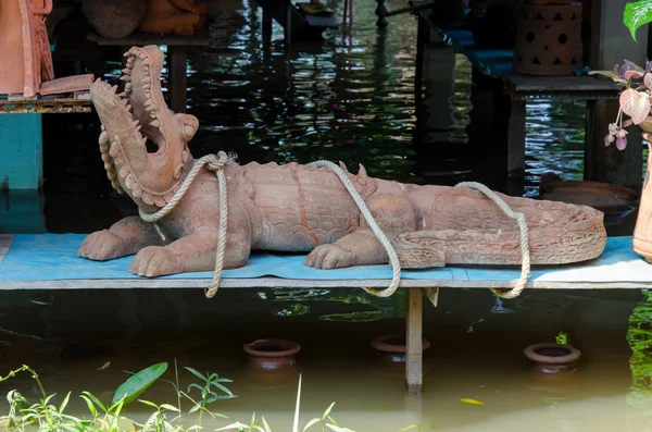 Estuque de crocodilo amarrar a corda — Fotografia de Stock