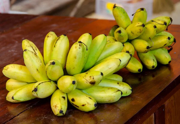 Plátanos sobre mesa de madera —  Fotos de Stock