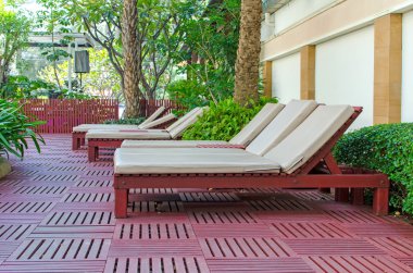 plaj sandalyeleri havuz tropikal beldesi yakınlarında