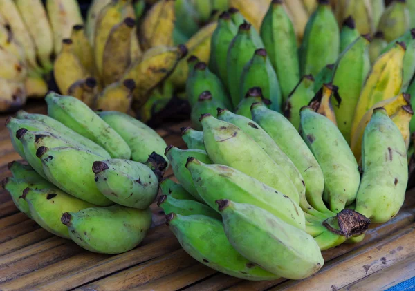 Bananer på träbord — Stockfoto