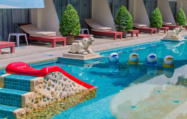 Блакитний басейн в готелі — стокове фото