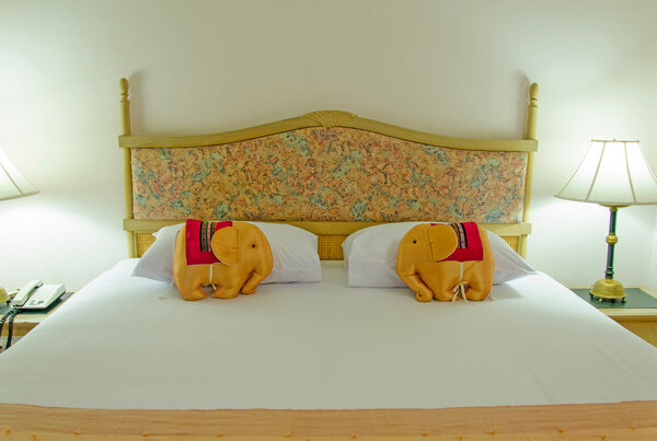 Кровать в гостиничном номере в типичной современной обстановке
