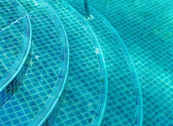 Niebieski basen w hotelu — Zdjęcie stockowe