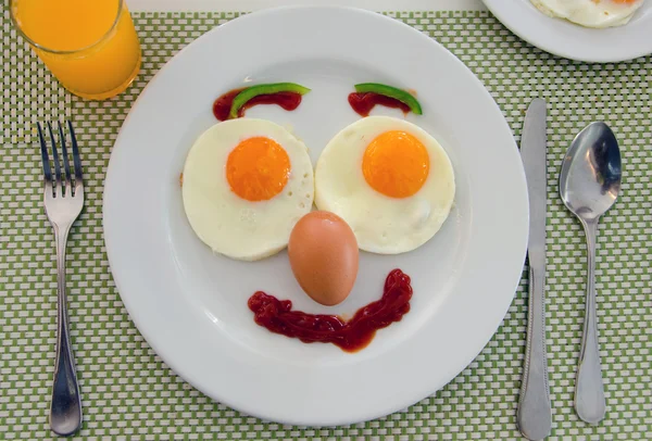 Glückliches Gesicht beim Eier braten Frühstück — Stockfoto