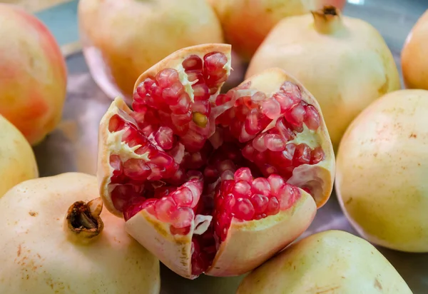 Granatapfelfrucht auf dem Markt — Stockfoto