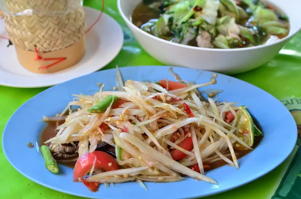 Thajské jídlo papájový salát. — Stock fotografie