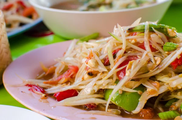 Thajské jídlo papájový salát. — Stock fotografie