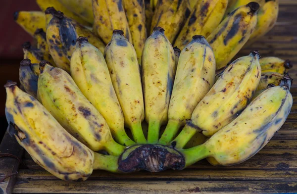 Bananer på träbord — Stockfoto