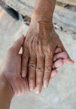Holding el kıdemli yaşlı kadınlar