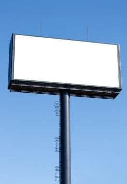 boş billboard yeni reklam ve mavi gökyüzü için hazır.