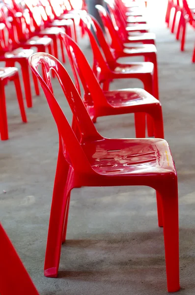 Červené plastové židle — Stock fotografie