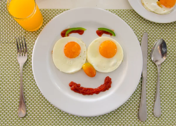 Glückliches Gesicht beim Eier braten Frühstück — Stockfoto