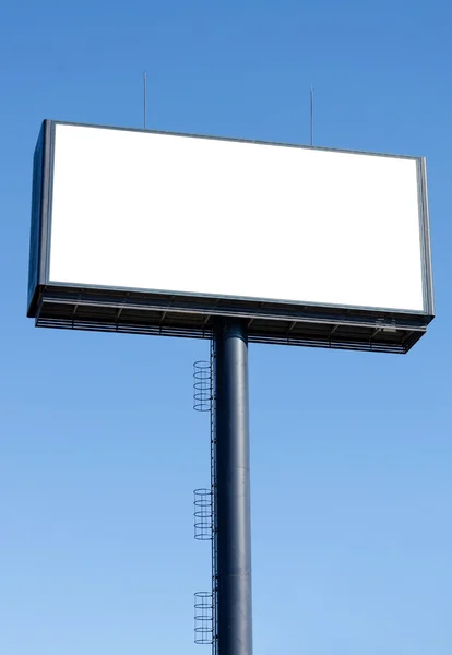空白广告牌准备新的广告和蓝天. — 图库照片
