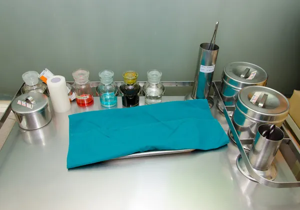 Σύνολο των προμηθειών του επιδέσμου που χρησιμοποιείται συχνά σε ένα ιατρικό για τον καθαρισμό wo — Φωτογραφία Αρχείου