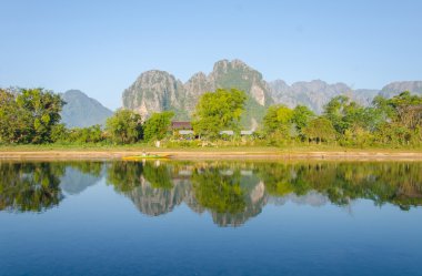 vang vieng, laos, nam şarkısı nehir kıyısında sakin manzara