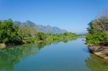 vang vieng, laos, nam şarkısı nehir kıyısında sakin manzara
