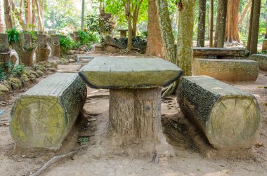 ahşap masa bahçede ayarla