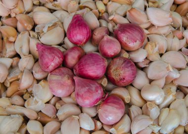 ampul soğan ve sarımsak yığını