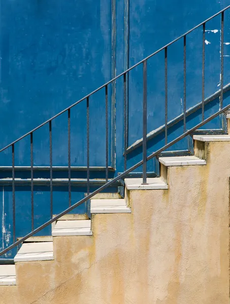 Staré schodiště a špinavé kovové stěny — Stock fotografie