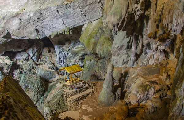 Paviljoen van Boeddha in de diepe grot in laos, met stalagmieten en s — Stockfoto