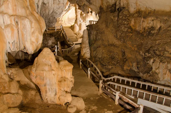 Traject ondergrondse grot in laos, met stalagmieten en stalactit — Stockfoto