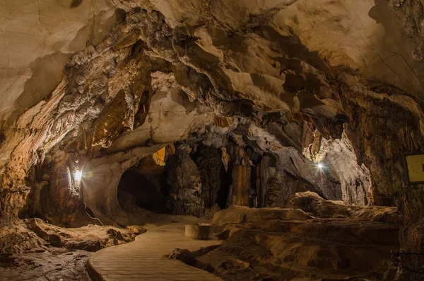 Camino cueva subterránea en Laos, con estalagmitas y estalactitas —  Fotos de Stock