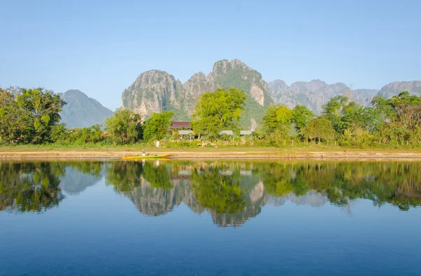 Serene landscape by the Nam Song River at Vang Vieng, Laos — Stock Photo, Image
