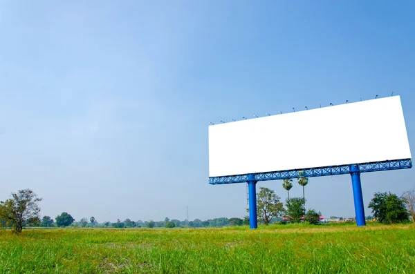 Cartellone bianco pronto per la nuova pubblicità sul prato — Foto Stock