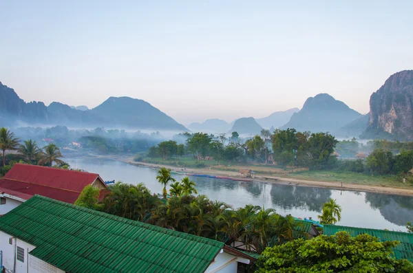 Vyrovnaná krajina u řeky nam song ve vang vieng, laos — Stock fotografie