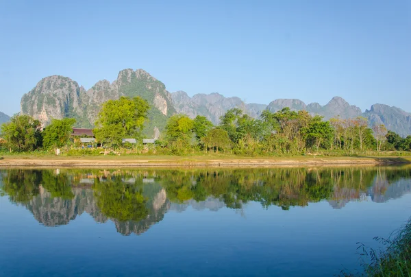Paisaje sereno junto al río Nam Song en Vang Vieng, Laos —  Fotos de Stock