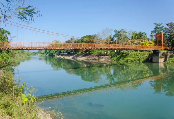 Paesaggio sereno presso il fiume Nam Song a Vang Vieng, Laos — Foto Stock