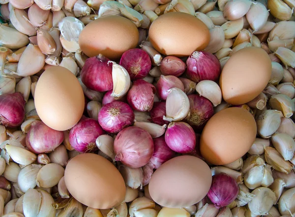 Haufen von Ei und Zwiebeln, Knoblauch. — Stockfoto