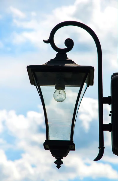 Straatlamp op blauwe lucht achtergrond — Stockfoto